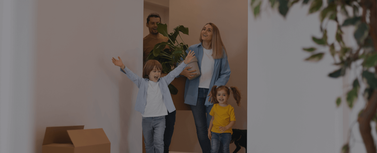 Familia con su mascota feliz en su nueva vivienda Residencial Los Álamos