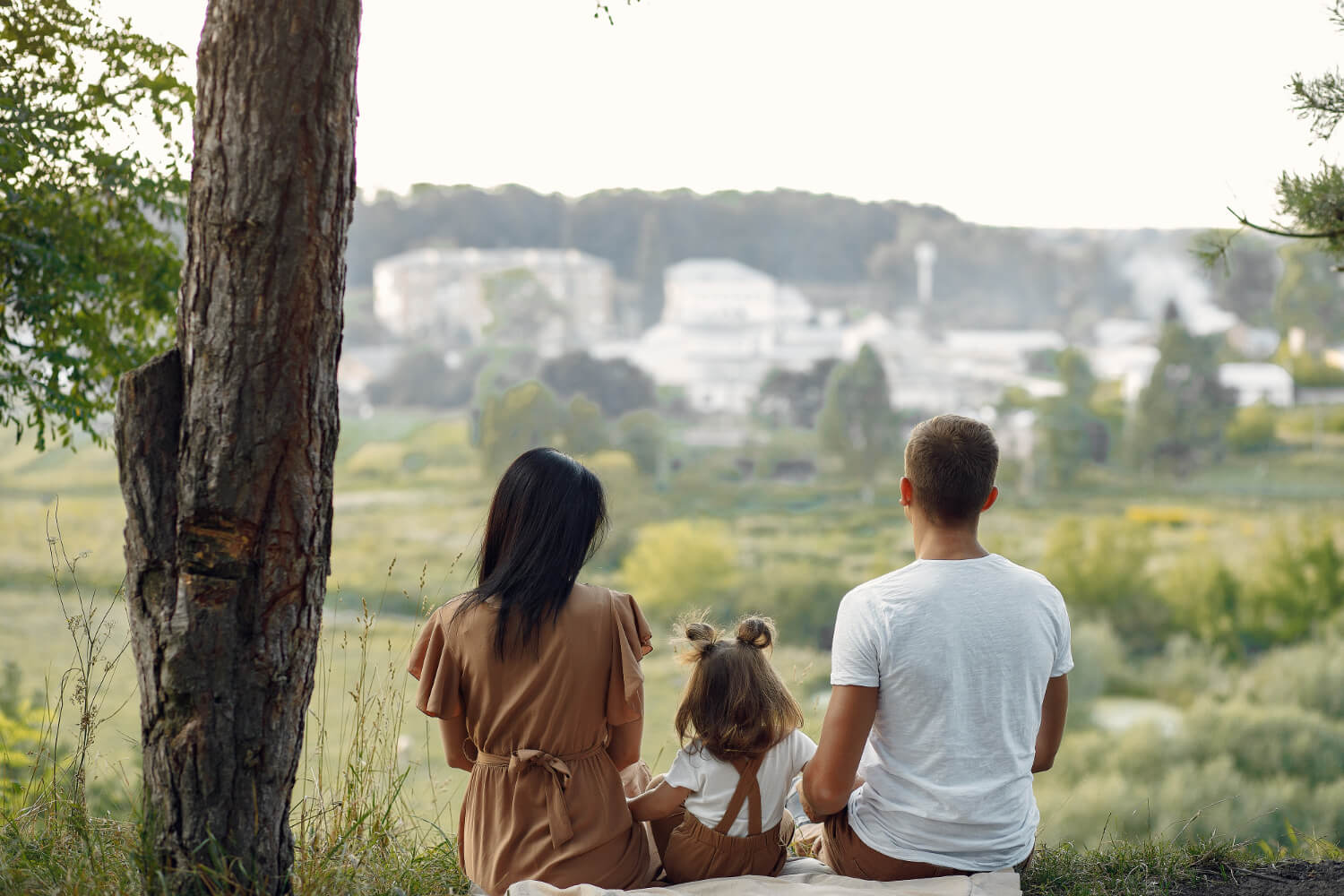 Familia disfrutando su nuevo hogar Residencial Los Álamos