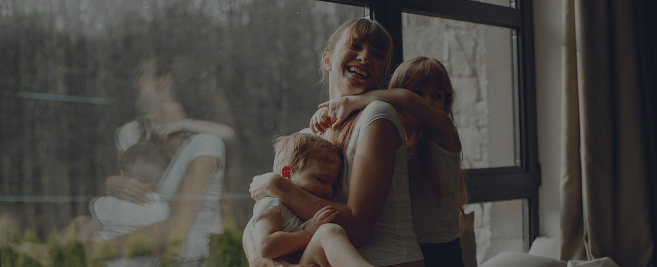 Mamá feliz con sus hijos en su casa Residencial Los Álamos