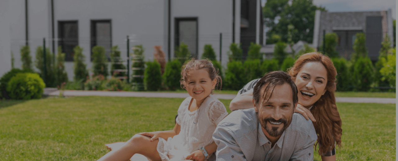 Familia disfrutando en el patio de su vivienda Residencial Los Álamos